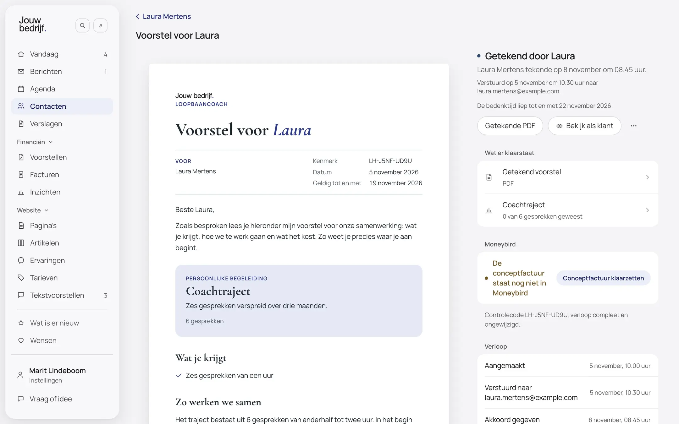 Het scherm Het verloop van een getekend voorstel van een verzonnen bedrijf